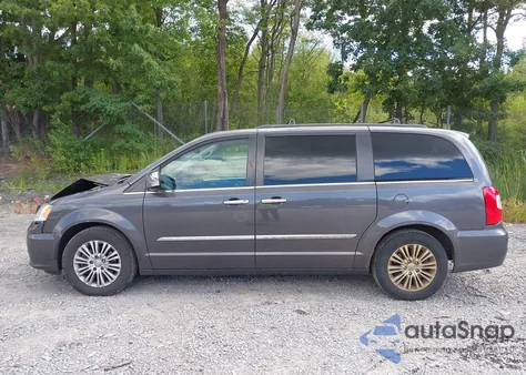 2015 Chrysler Town & Country Touring-L z USA, uszkodzony, nr VIN 2C4RC1CGXFR531833